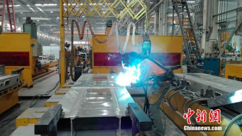 中車青島四方機(jī)車車輛股份有限公司&ldquo;80后&rdquo;高級(jí)技師張合禮在車間焊接鋼縫。