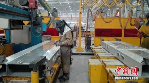 焊接工人正在工作。中新網(wǎng) 邱宇 攝