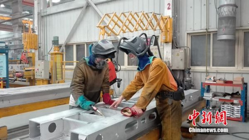 張合禮指導(dǎo)徒弟工作。中新網(wǎng) 邱宇 攝