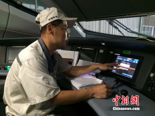 中車青島四方機車車輛股份有限公司高鐵調(diào)試高級技師周勇在演示調(diào)試過程。中新網(wǎng) 邱宇 攝