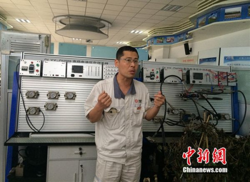 周勇在工作室介紹設(shè)備。中新網(wǎng) 邱宇攝