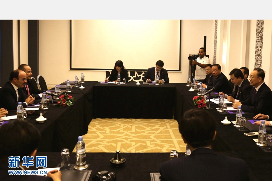 9月19日，在摩洛哥首都拉巴特，中共中央書記處書記、全國政協(xié)副主席杜青林（右一）會見摩洛哥真實性與現(xiàn)代黨總書記奧馬里（左一）。應(yīng)摩洛哥參議院邀請，中共中央書記處書記、全國政協(xié)副主席杜青林于18日至20日率中共代表團(tuán)訪摩，分別會見政府首腦本&middot;基蘭、參議長本希馬、真實性與現(xiàn)代黨總書記奧馬里等。新華社記者劉鍇攝