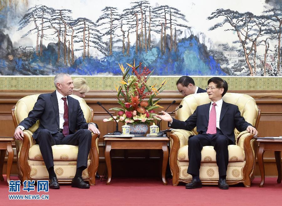 11月25日，中共中央政治局委員、中央政法委書記孟建柱在北京會(huì)見白俄羅斯總統(tǒng)辦公廳副主任米茨克維奇。 新華社記者燕雁攝 