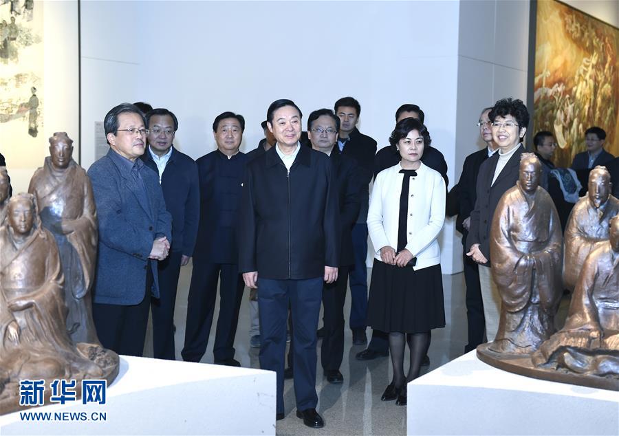 12月6日，中共中央政治局委員、中央書(shū)記處書(shū)記、中宣部部長(zhǎng)劉奇葆在北京參觀中華文明歷史題材美術(shù)創(chuàng)作工程入選作品展覽。 新華社記者張領(lǐng)攝