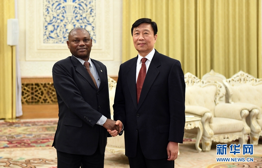 12月26日，國家副主席李源潮在北京會(huì)見圣多美和普林西比外交和海外僑民部部長博特略。 新華社記者 張鐸 攝