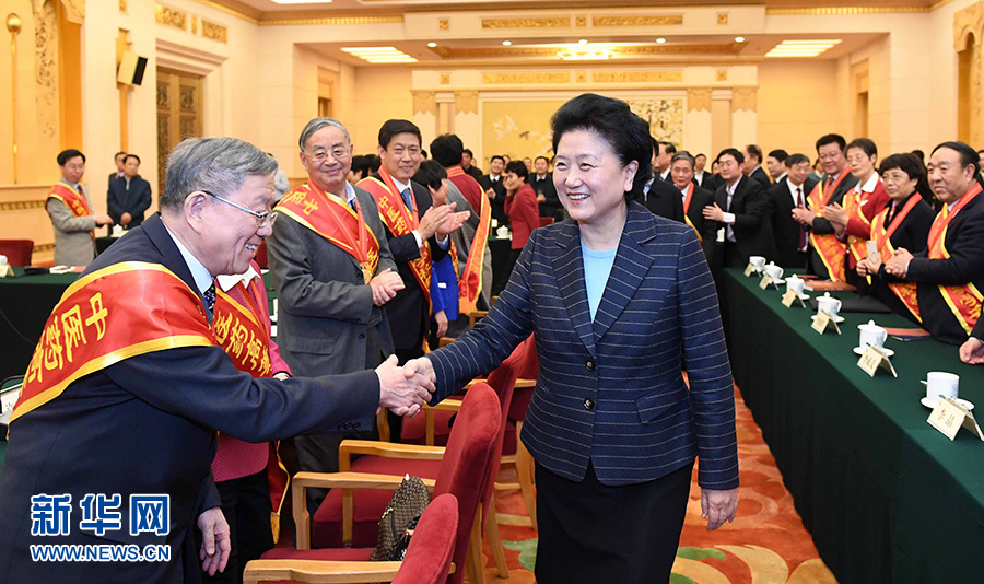 12月29日，中共中央政治局委員、國(guó)務(wù)院副總理劉延?xùn)|在北京與中醫(yī)藥高等學(xué)校教學(xué)名師座談。這是座談會(huì)前，劉延?xùn)|與獲得表彰的教師握手。新華社記者 張鐸 攝