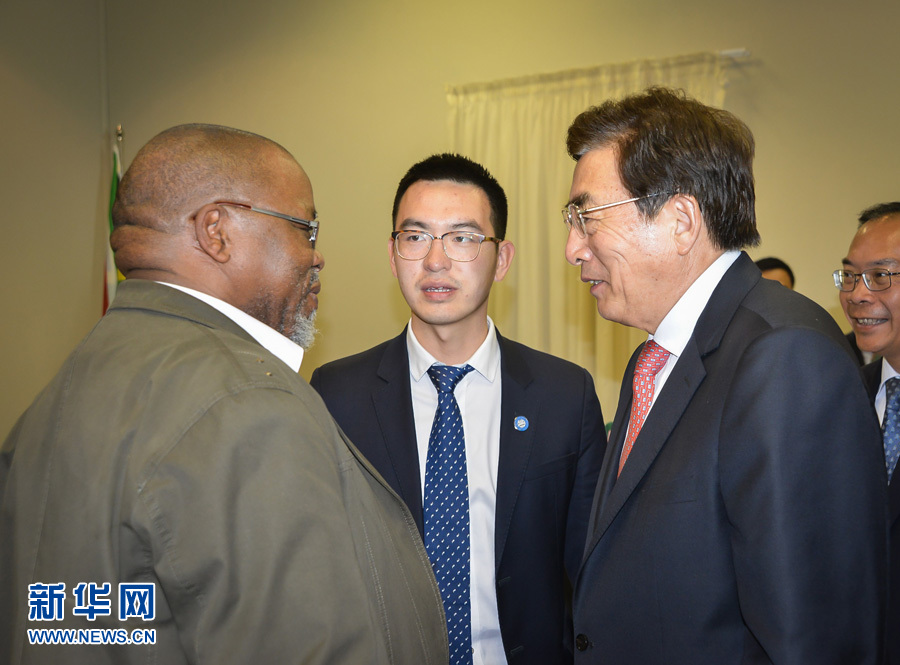 3月26日，中共中央政治局委員、北京市委書記郭金龍（前右）在南非約翰內(nèi)斯堡與執(zhí)政的南非非洲人國民大會總書記曼塔謝（前左）舉行工作會談。  新華社記者趙熙攝