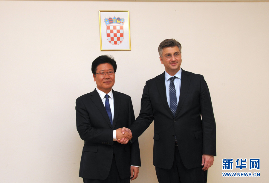 4月10日，克羅地亞民主共同體主席、政府總理普連科維奇（右）在薩格勒布會(huì)見(jiàn)中共中央政治局委員、中央黨的建設(shè)工作領(lǐng)導(dǎo)小組副組長(zhǎng)張春賢。新華社記者薛群攝