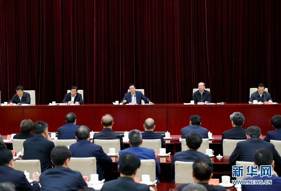 4月13日，中央宣傳部、中央政法委在北京召開(kāi)貫徹落實(shí)《關(guān)于進(jìn)一步把社會(huì)主義核心價(jià)值觀融入法治建設(shè)的指導(dǎo)意見(jiàn)》電視電話會(huì)議。中共中央政治局委員、中央書(shū)記處書(shū)記、中宣部部長(zhǎng)劉奇葆出席會(huì)議并講話。新華社記者丁海濤攝