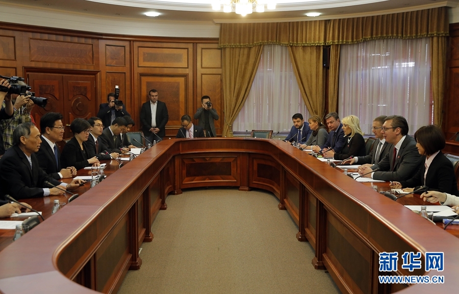 4月12日，塞爾維亞前進(jìn)黨主席、政府總理武契奇（右二）在貝爾格萊德會(huì)見中共中央政治局委員、中央黨的建設(shè)工作領(lǐng)導(dǎo)小組副組長(zhǎng)張春賢（左二）。新華社發(fā)（普雷德拉格&middot;米洛薩夫列維奇攝）