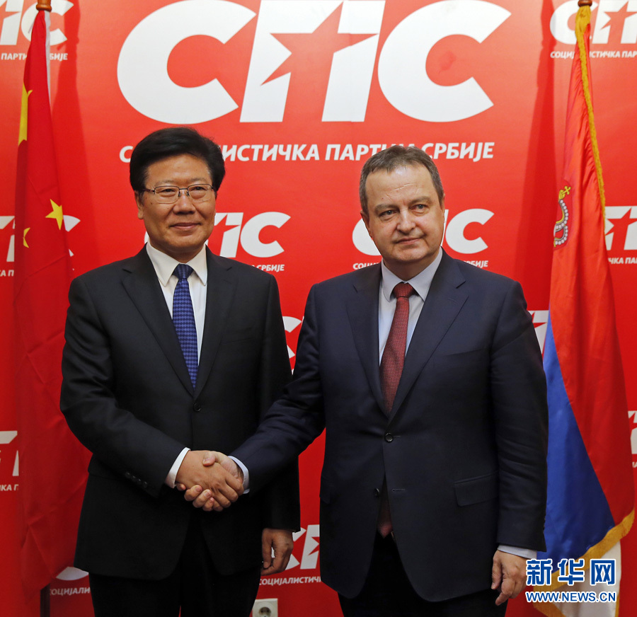 4月13日，中共中央政治局委員、中央黨的建設(shè)工作領(lǐng)導(dǎo)小組副組長(zhǎng)張春賢（左）在塞爾維亞貝爾格萊德會(huì)見塞社會(huì)黨主席、政府第一副總理兼外長(zhǎng)達(dá)契奇。新華社發(fā)（普雷德拉格&middot;米洛薩夫列維奇攝）