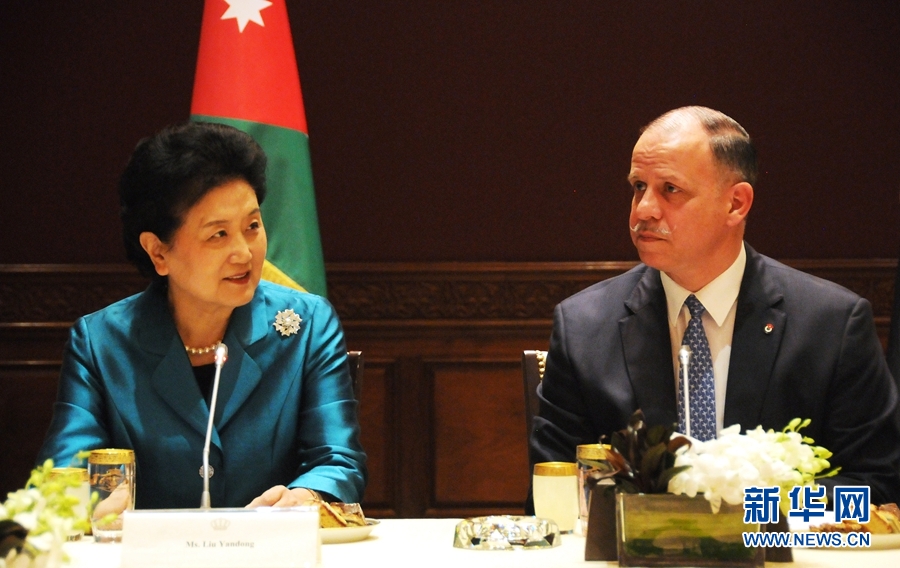 4月20日，在約旦首都安曼，約旦代國(guó)王費(fèi)薩爾（右）會(huì)見中國(guó)國(guó)務(wù)院副總理劉延?xùn)|。 新華社記者林曉蔚攝