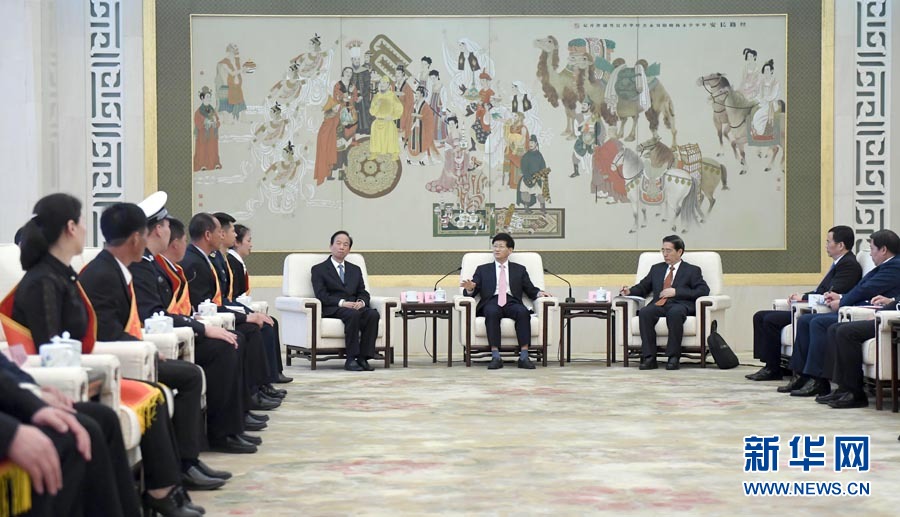 4月24日，第十三屆全國(guó)見義勇為英雄模范表彰大會(huì)在北京人民大會(huì)堂召開。會(huì)前，中共中央政治局委員、中央政法委書記孟建柱與見義勇為英雄模范及家屬代表座談。國(guó)務(wù)委員、公安部部長(zhǎng)郭聲琨出席座談會(huì)并在表彰大會(huì)上講話。新華社記者 張鐸 攝