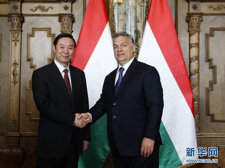4月24日，在匈牙利首都布達(dá)佩斯，匈牙利總理、青民盟主席歐爾班（右）會見中共中央政治局委員、中央書記處書記、中宣部部長劉奇葆。新華社記者葉平凡攝