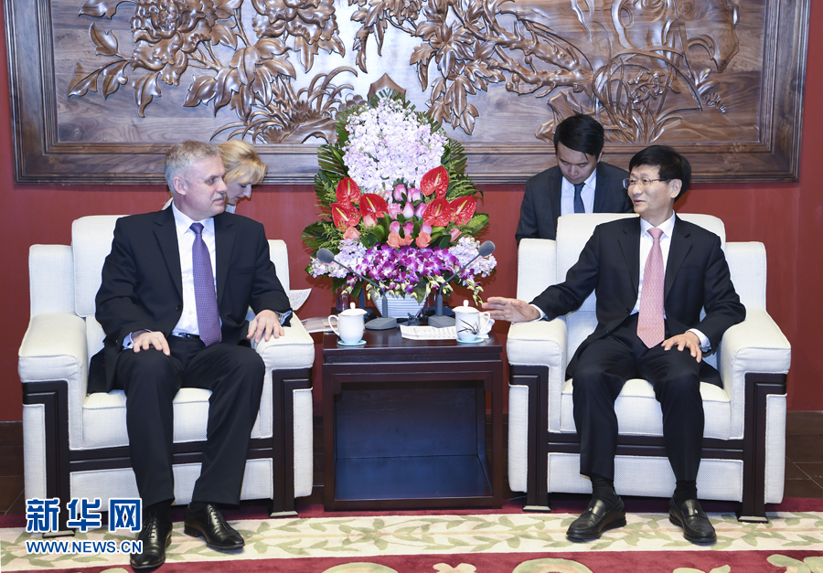 4月26日，中共中央政治局委員、中央政法委書記孟建柱在北京會(huì)見白俄羅斯安全會(huì)議國(guó)務(wù)秘書扎西。 新華社記者 張領(lǐng) 攝