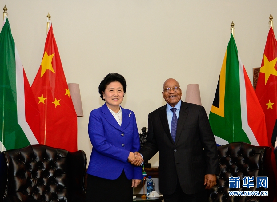 4月25日，南非總統(tǒng)祖馬（右）在比勒陀利亞總統(tǒng)官邸會見正在對南非進行正式訪問并出席中南高級別人文交流機制首次會議的中國國務院副總理劉延東。 新華社記者 翟健嵐 攝