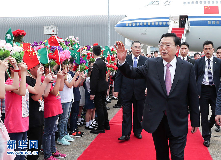 5月8日至10日，中共中央政治局常委、全國人大常委會委員長張德江視察澳門特別行政區(qū)。這是5月8日，張德江抵達澳門國際機場。 新華社記者龐興雷 攝 