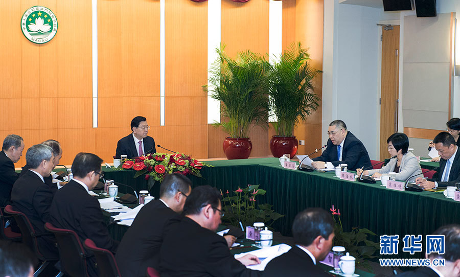 5月8日至10日，中共中央政治局常委、全國人大常委會委員長張德江視察澳門特別行政區(qū)。這是5月8日，張德江聽取澳門特別行政區(qū)政府工作匯報。新華社記者 李學仁 攝