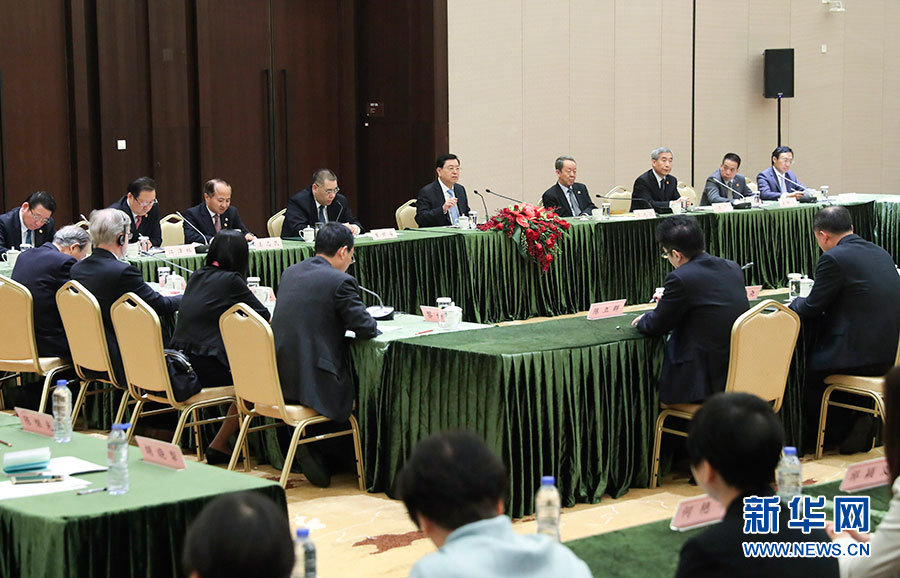 5月8日至10日，中共中央政治局常委、全國人大常委會委員長張德江視察澳門特別行政區(qū)。這是5月10日，張德江與教育工作者和學生代表座談。新華社記者 龐興雷 攝