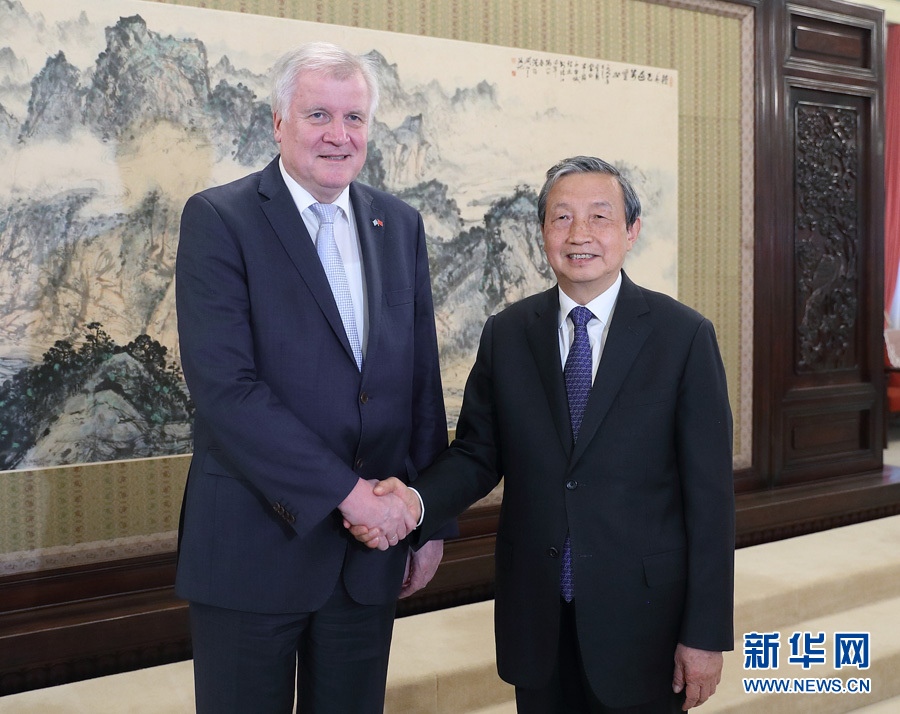 5月10日，國(guó)務(wù)院副總理馬凱在北京中南海紫光閣會(huì)見德國(guó)巴伐利亞州州長(zhǎng)、基社盟主席霍斯特&middot;澤霍費(fèi)爾一行。 新華社記者王曄攝