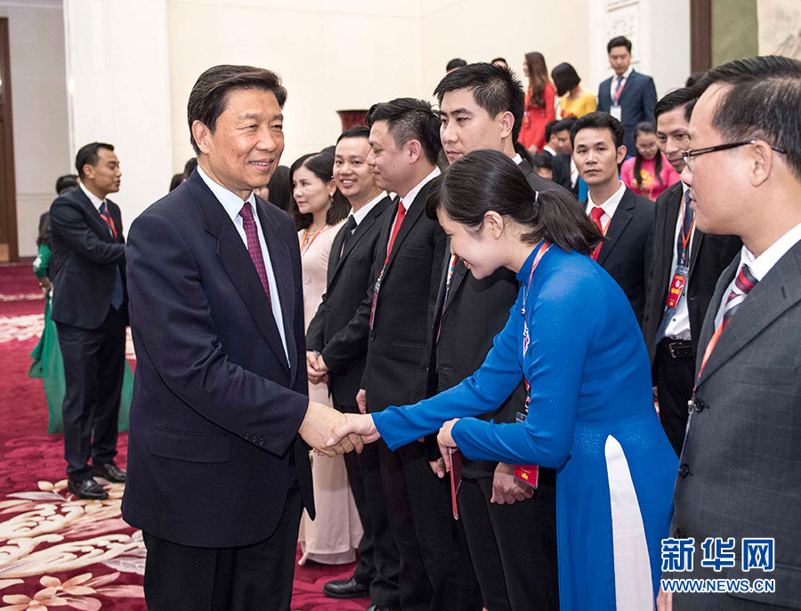 5月22日，中共中央政治局委員、國家副主席李源潮在北京會(huì)見越南胡志明共青團(tuán)中央書記處第一書記黎國鋒率領(lǐng)的越南青年代表團(tuán)。 新華社記者李濤 攝