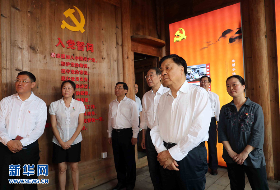 6月8日至10日，中共中央政治局常委、中央書記處書記劉云山在福建調(diào)研。這是6月9日，劉云山專程來到政和縣石圳村，深入了解廖俊波的事跡。新華社記者 劉衛(wèi)兵 攝