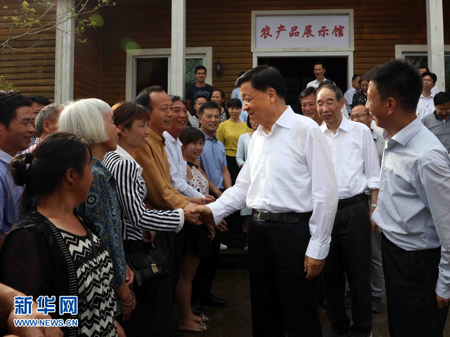 6月8日至10日，中共中央政治局常委、中央書記處書記劉云山在福建調(diào)研。這是6月9日，劉云山在周寧縣上洋村與村民親切交談。新華社記者 劉衛(wèi)兵 攝