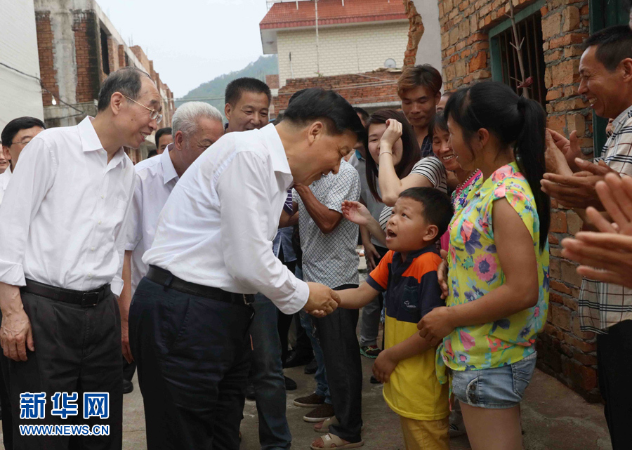 6月8日至10日，中共中央政治局常委、中央書記處書記劉云山在福建調(diào)研。這是6月9日，劉云山在福安市溪邳村走訪群眾家庭。新華社記者 劉衛(wèi)兵 攝