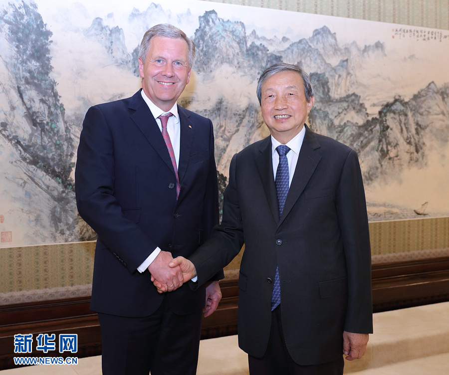 6月13日，國(guó)務(wù)院副總理馬凱在北京中南海紫光閣會(huì)見(jiàn)德國(guó)前總統(tǒng)、全球中小企業(yè)聯(lián)盟全球主席武爾夫。 新華社記者 王曄 攝 