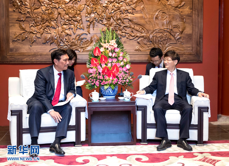 6月15日，中共中央政治局委員、中央政法委書記孟建柱在北京會(huì)見印尼總統(tǒng)特使、海洋統(tǒng)籌部長(zhǎng)盧胡特。   新華社記者 丁海濤攝
