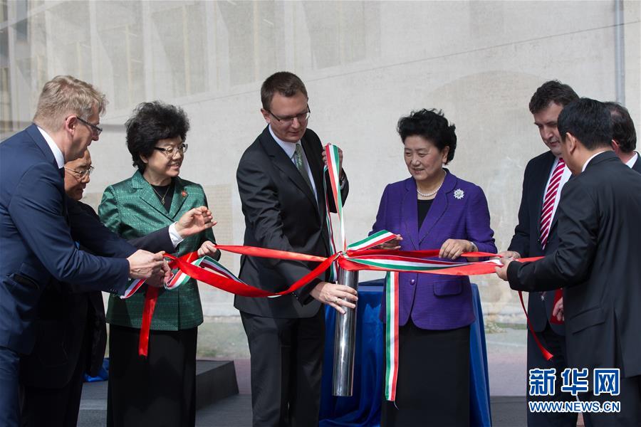 6月18日，在匈牙利布達佩斯，中國國務院副總理劉延東在考察匈牙利塞梅爾維斯醫(yī)科大學時為健康學院新教學樓奠基。中國國務院副總理劉延東18日在布達佩斯考察匈牙利塞梅爾維斯醫(yī)科大學并出席中匈中醫(yī)藥教育合作系列活動。 新華社發(fā)（弗爾季&middot;奧蒂洛攝） 