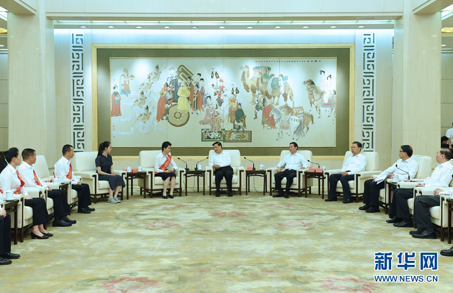 6月21日，廖俊波同志先進(jìn)事跡報(bào)告會(huì)在北京人民大會(huì)堂舉行。報(bào)告會(huì)前，中共中央政治局常委、中央書記處書記劉云山會(huì)見報(bào)告團(tuán)成員，代表習(xí)近平總書記，代表黨中央，向廖俊波同志家屬表示親切慰問，并頒發(fā)黨中央追授廖俊波同志&ldquo;全國(guó)優(yōu)秀共產(chǎn)黨員&rdquo;證書、獎(jiǎng)?wù)?。新華社記者 饒愛民 攝