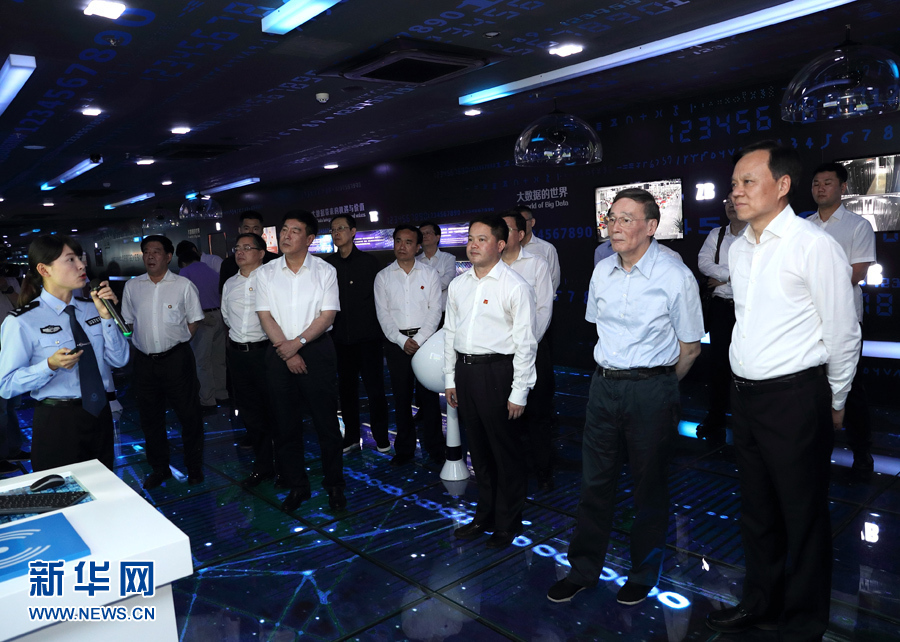 6月20日至22日，中共中央政治局常委、中央紀(jì)委書記王岐山在貴州省檢查紀(jì)檢監(jiān)察工作。這是6月21日，王岐山在調(diào)研期間考察貴陽大數(shù)據(jù)應(yīng)用展示中心。新華社記者 王曄 攝