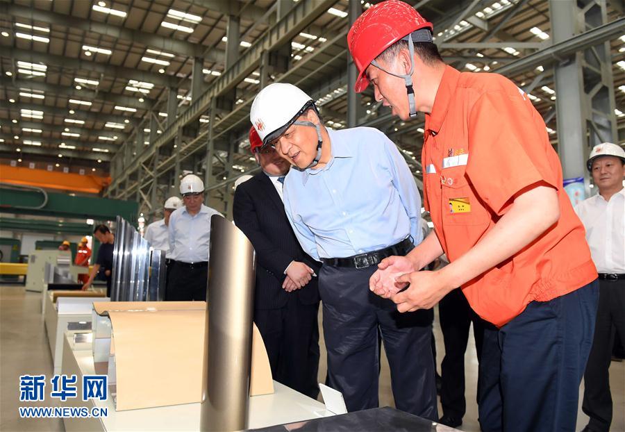 6月22日至24日，中共中央政治局常委、中央書記處書記劉云山在遼寧調(diào)研。這是6月22日，劉云山在營口市忠旺鋁業(yè)公司調(diào)研。 新華社記者張鐸 攝
