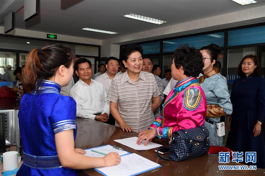 6月25日，全國(guó)民族團(tuán)結(jié)進(jìn)步創(chuàng)建經(jīng)驗(yàn)交流現(xiàn)場(chǎng)會(huì)在內(nèi)蒙古興安盟召開(kāi)，中共中央政治局委員、國(guó)務(wù)院副總理劉延?xùn)|出席會(huì)議并講話。在內(nèi)蒙古期間，劉延?xùn)|考察內(nèi)蒙古人民代表會(huì)議舊址即&ldquo;五一會(huì)址&rdquo;，深入社區(qū)看望各族干部群眾。這是劉延?xùn)|在興安盟科右前旗興科社區(qū)與群眾交談。新華社記者 陳曄華 攝
