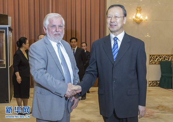 6月28日，中共中央書記處書記、全國政協(xié)副主席、中國經(jīng)濟(jì)社會(huì)理事會(huì)主席杜青林在北京會(huì)見歐盟經(jīng)濟(jì)社會(huì)委員會(huì)主席達(dá)西斯。 新華社記者 崔新鈺 攝