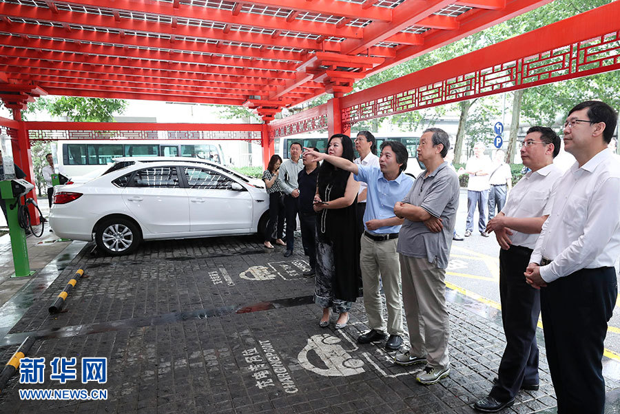 近日，中共中央政治局委員、國務院副總理馬凱在北京調(diào)研新能源汽車產(chǎn)業(yè)發(fā)展。這是7月4日，馬凱在北京深入新能源汽車充換電設(shè)施、充電服務平臺、分時租賃等單位調(diào)研。新華社記者 龐興雷 攝