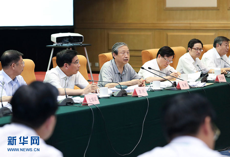 近日，中共中央政治局委員、國務院副總理馬凱在北京調(diào)研新能源汽車產(chǎn)業(yè)發(fā)展。這是7月4日，馬凱在北京深入新能源汽車充換電設(shè)施、充電服務平臺、分時租賃等單位調(diào)研，并主持召開推廣應用座談會。新華社記者 龐興雷 攝