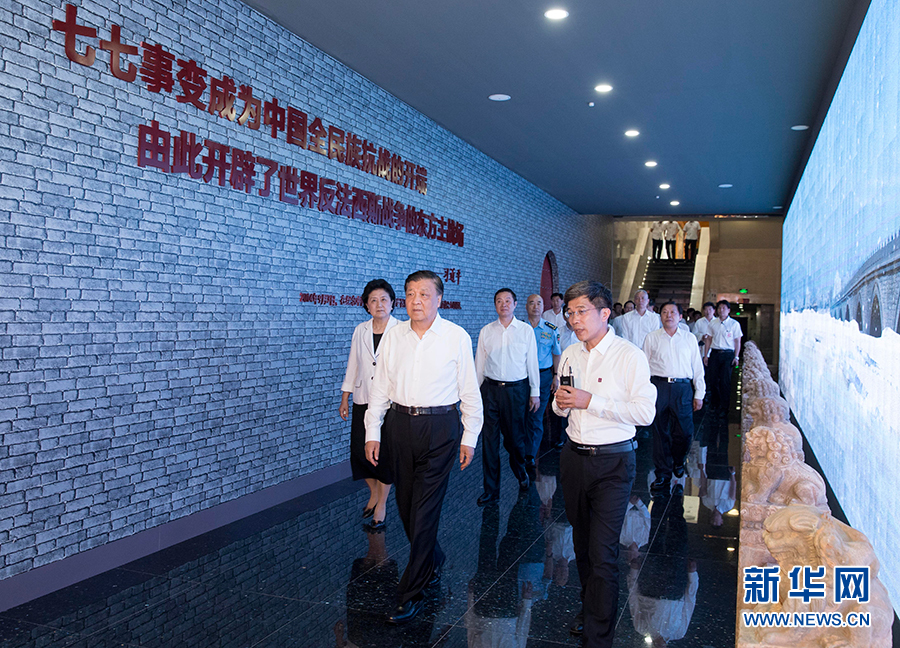 7月7日，紀(jì)念全民族抗戰(zhàn)爆發(fā)80周年儀式在中國(guó)人民抗日戰(zhàn)爭(zhēng)紀(jì)念館舉行。中共中央政治局常委、中央書記處書記劉云山出席儀式并講話。這是儀式后，劉云山參觀《全民抗戰(zhàn)偉大壯舉&mdash;&mdash;紀(jì)念全民族抗戰(zhàn)爆發(fā)80周年專題展覽》。 新華社記者丁林?jǐn)z