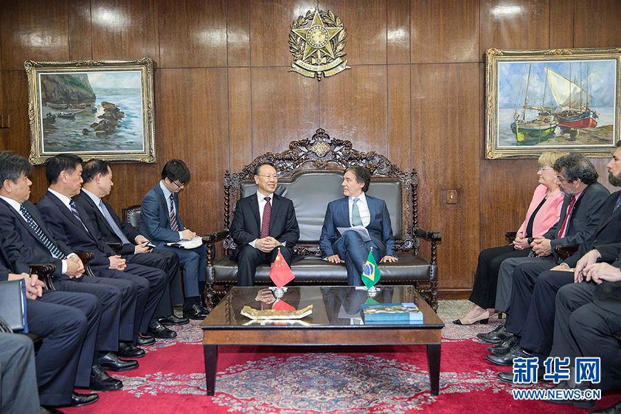 7月11日，在巴西首都巴西利亞，中共中央書記處書記、全國政協(xié)副主席杜青林（中左）會見巴西參議院議長歐尼西奧&middot;奧利維拉（中右）。新華社記者李明攝