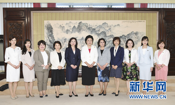 　　7月12日，國(guó)務(wù)院副總理劉延?xùn)|在北京會(huì)見以日本自民黨前總務(wù)會(huì)長(zhǎng)野田圣子為首的日本執(zhí)政黨女國(guó)會(huì)議員代表團(tuán)一行。 新華社記者 高潔 攝