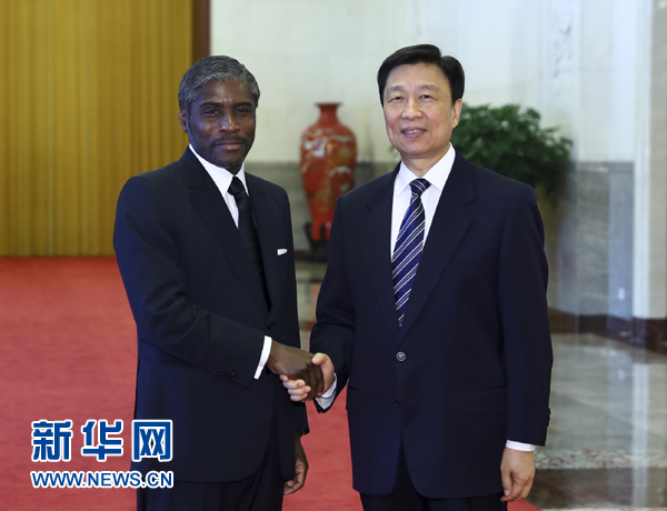 7月13日，中國國家副主席李源潮在北京人民大會(huì)堂與赤道幾內(nèi)亞副總統(tǒng)曼格會(huì)談。 新華社記者 謝環(huán)馳 攝