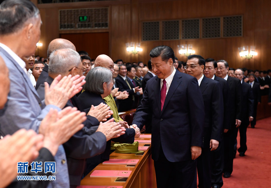 7月28日，慶祝中國人民解放軍建軍90周年文藝晚會《在黨的旗幟下》在北京人民大會堂舉行。中共中央總書記、國家主席、中央軍委主席習(xí)近平和李克強(qiáng)、張德江、俞正聲、劉云山、王岐山、張高麗等黨和國家領(lǐng)導(dǎo)人，與首都3000多名各界群眾一起觀看演出。演出開始前，習(xí)近平等與老戰(zhàn)士、老同志代表和&ldquo;八一勛章&rdquo;獲得者親切握手。新華社記者 李學(xué)仁 攝