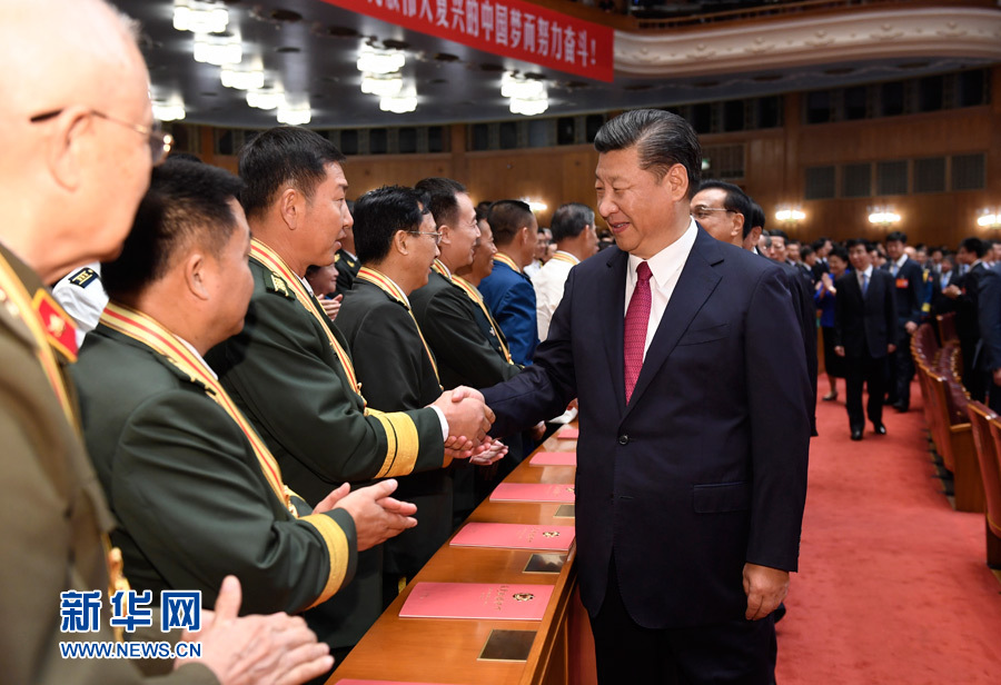 7月28日，慶祝中國人民解放軍建軍90周年文藝晚會《在黨的旗幟下》在北京人民大會堂舉行。中共中央總書記、國家主席、中央軍委主席習(xí)近平和李克強(qiáng)、張德江、俞正聲、劉云山、王岐山、張高麗等黨和國家領(lǐng)導(dǎo)人，與首都3000多名各界群眾一起觀看演出。演出開始前，習(xí)近平等與老戰(zhàn)士、老同志代表和&ldquo;八一勛章&rdquo;獲得者親切握手。新華社記者 李學(xué)仁 攝