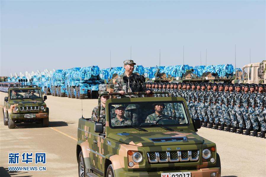 7月30日上午，慶祝中國人民解放軍建軍90周年閱兵在朱日和聯(lián)合訓(xùn)練基地隆重舉行。中共中央總書記、國家主席、中央軍委主席習(xí)近平檢閱部隊(duì)并發(fā)表重要講話。這是習(xí)近平乘車檢閱部隊(duì)。新華社記者 李剛 攝