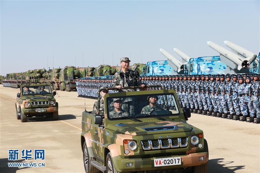 7月30日上午，慶祝中國人民解放軍建軍90周年閱兵在朱日和聯(lián)合訓(xùn)練基地隆重舉行。中共中央總書記、國家主席、中央軍委主席習(xí)近平檢閱部隊(duì)并發(fā)表重要講話。這是習(xí)近平乘車檢閱部隊(duì)。新華社記者 李剛 攝