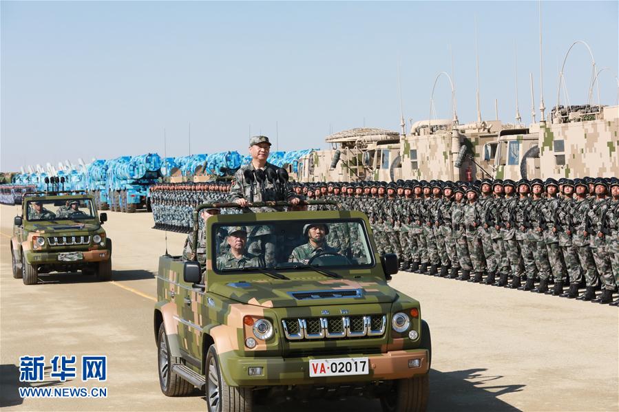 7月30日上午，慶祝中國人民解放軍建軍90周年閱兵在朱日和聯(lián)合訓(xùn)練基地隆重舉行。中共中央總書記、國家主席、中央軍委主席習(xí)近平檢閱部隊(duì)并發(fā)表重要講話。這是習(xí)近平乘車檢閱部隊(duì)。新華社記者 李剛 攝