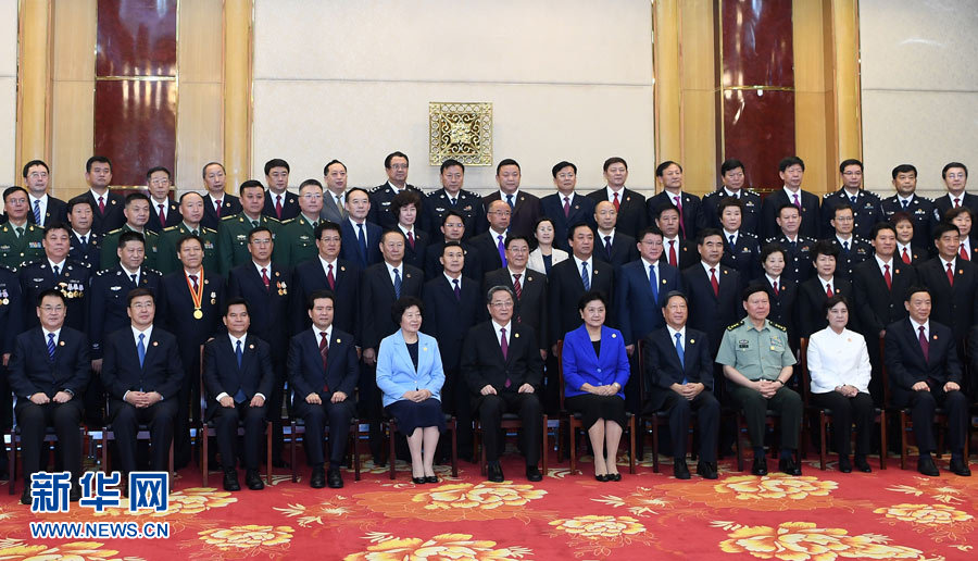 8月7日，中共中央政治局常委、全國政協(xié)主席、中央代表團團長俞正聲率代表團部分成員分別赴內(nèi)蒙古軍區(qū)、武警內(nèi)蒙古總隊、武警內(nèi)蒙古森林總隊慰問，并會見自治區(qū)政法干警代表。這是俞正聲會見自治區(qū)政法干警代表并合影。新華社記者 張領 攝