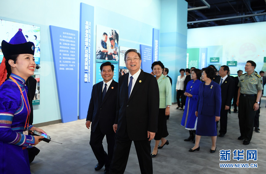 8月7日，中共中央政治局常委、全國(guó)政協(xié)主席、中央代表團(tuán)團(tuán)長(zhǎng)俞正聲率代表團(tuán)全體成員來到內(nèi)蒙古展覽館，參觀《守望相助團(tuán)結(jié)奮斗&mdash;&mdash;慶祝內(nèi)蒙古自治區(qū)成立70周年展覽》。 新華社記者 張領(lǐng) 攝