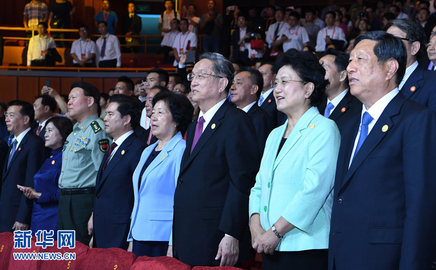 8月7日，慶祝內(nèi)蒙古自治區(qū)成立70周年文藝晚會(huì)《贊歌》在內(nèi)蒙古烏蘭恰特大劇院舉行。中共中央政治局常委、全國政協(xié)主席、中央代表團(tuán)團(tuán)長俞正聲和各族各界干部群眾等共約1300人觀看演出。新華社記者 張領(lǐng) 攝